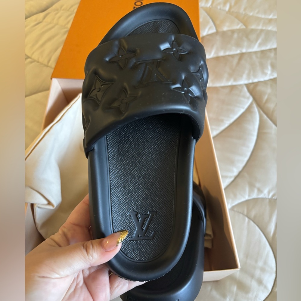 Louis Vuitton Embossed Black Waterfront Mule (Men’s 7) - Picture 8 of 11